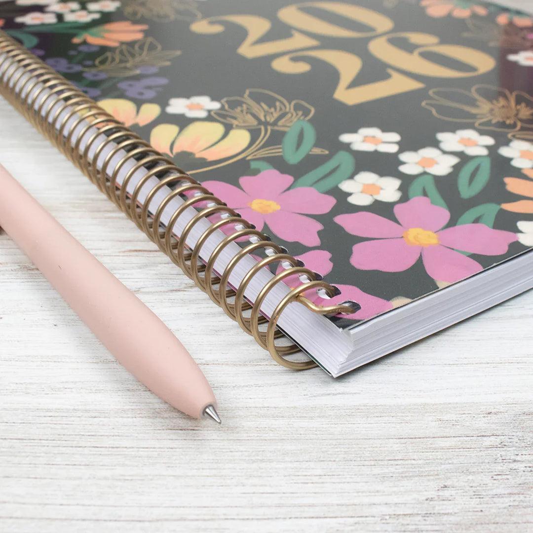 BEZEND Kalender 2026 boek kalender A5 ringband 1 week 2 pagina's | planner 2026 weekplanner met 100 g/m² papier & maandindex | Agenda met PU lederen softcover - Donkergroen BEZEND Kalender 2026 boek kalender A5 ringband 1 week 2 pagina's | planner 2026 weekplanner met 100 g/m² papier & maandindex | Agenda met PU lederen softcover - Donkergroen